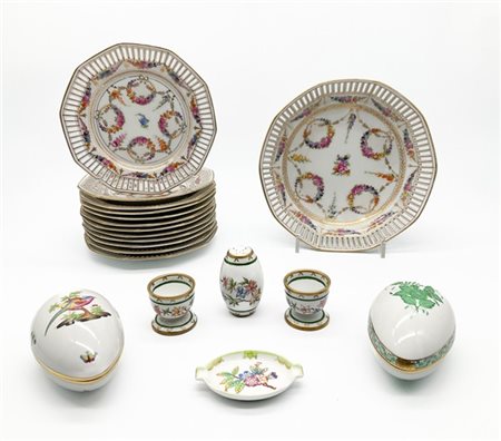 Lotto in porcellana composto da numerosi oggetti tra cui due contenitori a form