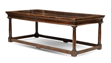 Tavolo in noce ed altre essenze con gambe a colonna tornita riunite da traverse