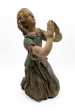 Arte del secolo XVIII. Scultura a tuttotondo di angelo orante in legno laccato