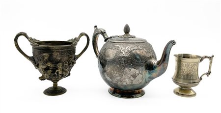 Lotto composto da tre oggetti diversi in metallo e metallo argentato tra cui un