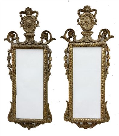 Coppia di antiche specchiere in legno intagliato e dorato a mecca con decoro a