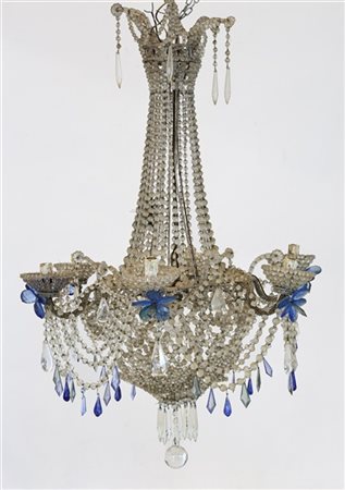 Lampadario a cesto a sette luci in metallo rivestito da perlinature, collane e