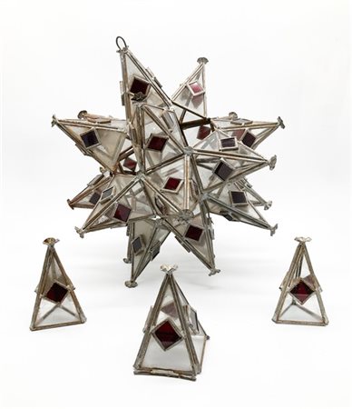 Lotto composto da una plafoniera rivestita a fiori in vetro sagomato, un lampad