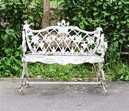 Panchina da giardino in ghisa verniciata bianca con decoro a tralci d'uva (cm 9