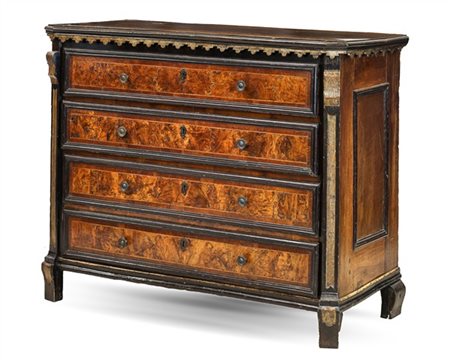 Cassettone in noce a quattro cassetti con specchiature in radica di noce e inta