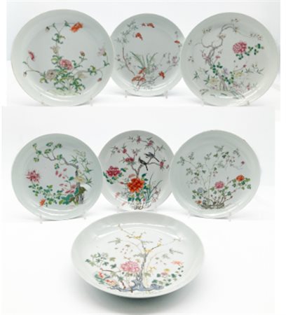 Lotto composto da sette piatti in porcellana Famiglia Rosa con decoro floreale,