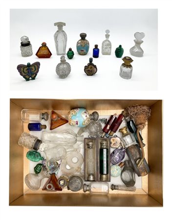 Scatola contenente numerosi flaconi portaprofumo di diversa forma e materiale.