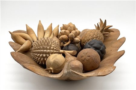 Centrotavola a valva di conchiglia (cm max 43x32) contenente numerosi frutti in