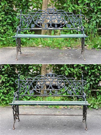 Coppia di panchine da giardino in ghisa verniciata con schienale sagomato a tra