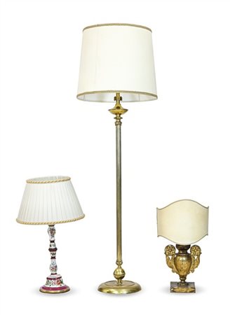 Lotto composto da una lampada da terra in ottone con paralume (h tot cm 177) e