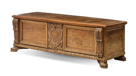 Antica cassapanca in noce con fronte centrato da stemma araldico intagliato e m