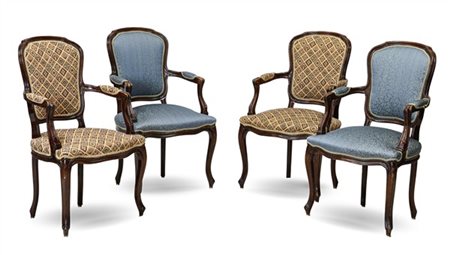 Gruppo di quattro poltrone in legno tinto mogano con gambe mosse e braccioli sc