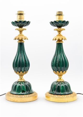 Coppia di basi per lampada da tavolo con fusto e bobeche costolati in ceramica