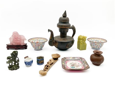 Manifatture orientali. Lotto composto da numerosi oggetti tra cui una brocca in