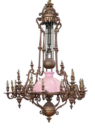 Grande lampadario a diciotto luci in bronzo e metalli vari con diffusore centra