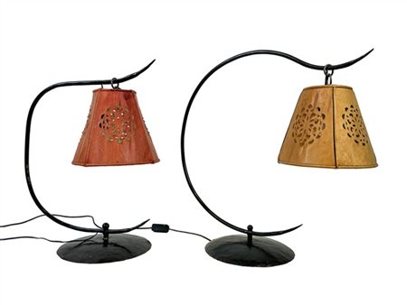 Due lampade d'appoggio con sostegno ad arco e base in ferro battuto e verniciat