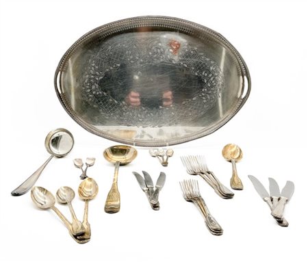 Lotto composto da un mestolo in argento (g 230), un vassoio ovale con ringhieri