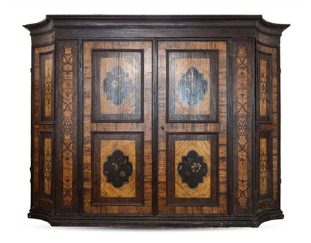 Grande armadio in legno dipinto in policromia a finto intarsio, fronte a due an