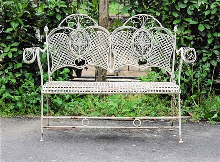 Panchina da giardino a due posti in ferro verniciato bianco con schienale sagom