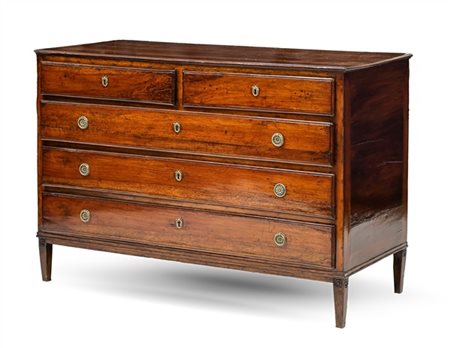 Cassettone in cigliegio con fronte a cinque cassetti di cui due allineati sotto