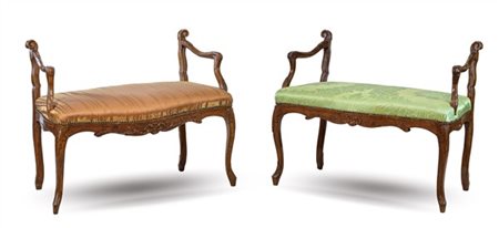 Coppia di panchetti in noce con braccioli terminanti a ricciolo, fascia intagli