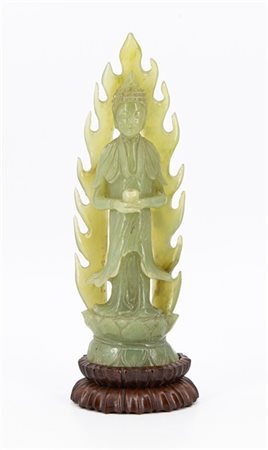 Scultura in giadeite color celadon di Guanyin 
Cina, secolo XX 
Su base in legn