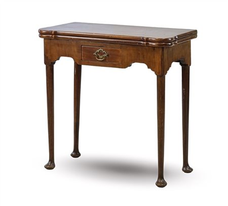 Tavolino da gioco in mogano con piano sagomato ribaltabile e celante piano con