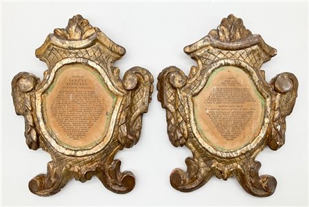 Coppia di cartagloria in legno intagliato e dorato di forma sagomata. Secolo XI