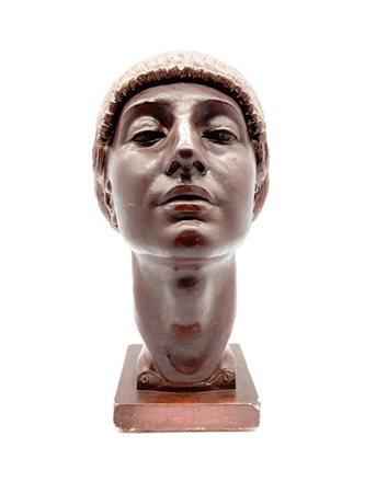 Scultore del secolo XX. Testa femminile in stucco dipinto. Tracce di firma incu