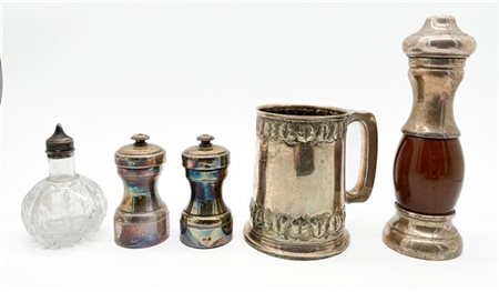 Lotto composto da due salini, un mulino a pepe in legno e argento, uno flacone