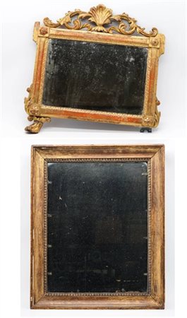 Lotto composto da due piccole specchiere in legno dorato, una ricavata da corni