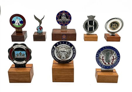 Lotto composto da otto diversi "Car Badge" in metallo cromato e altri metalli p