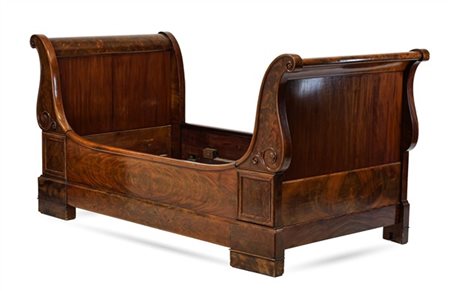 Letto a barca in mogano e piuma di mogano da parete, montanti a volute. Secolo
