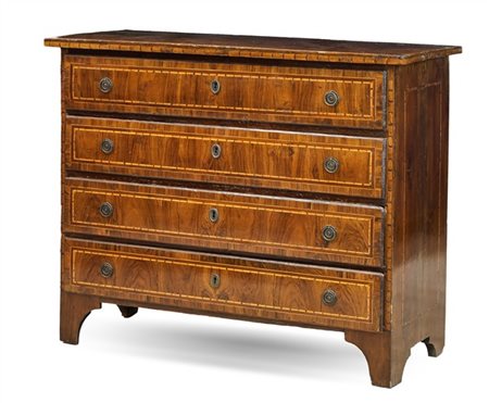 Cassettone in noce con fronte a quattro cassetti lastronati e filettati in legn