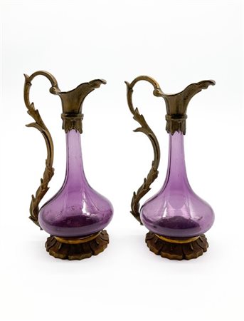 Coppia di ampolle in vetro color ametista con montature in bronzo decorate a vo