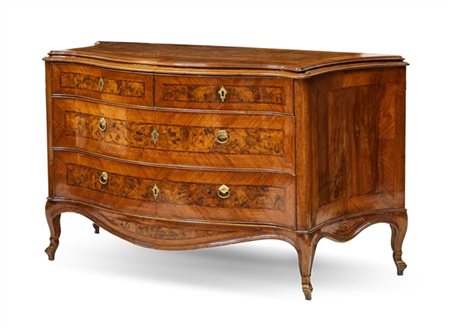 Cassettone lastronato e filettato in legni vari con specchiature in radica, fro