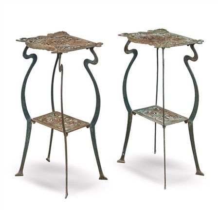 Coppia di tavolini Liberty in ghisa a due ripiani traforati con decoro floreale