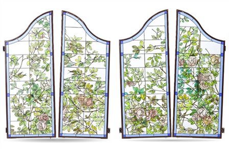 Due coppie di ante di forma sagomata a vetri policromi piombati raffiguranti ra