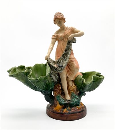 Centrotavola in ceramica policroma a figura femminile e doppia coppa a valva di