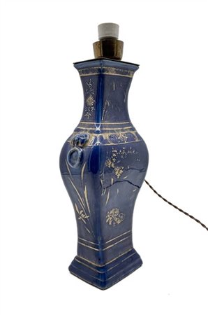Vaso in porcellana blu poudre con dorature
Cina, dinastia Qing (1644-1911) seco