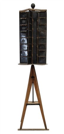 Espositore per cartoline girevole in metallo verniciato nero su sostegno a quat