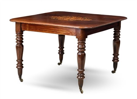 Tavolo allungabile in mogano con piano decorato da intarsi da motivi stilizzati