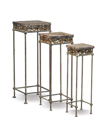 Gruppo di tre tavolini in ghisa con piano quadrato e fasce traforati, gambe rac