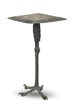 Tavolino da giardino in bronzo con sostegno a guisa di zampa con piede ad artig