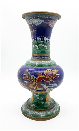 Vaso di forma globulare in metallo smaltato cloisonnè con draghi affrontati e P