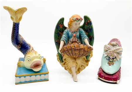 Lotto in ceramica policroma composto da un candeliere a delfino, una acquasanti