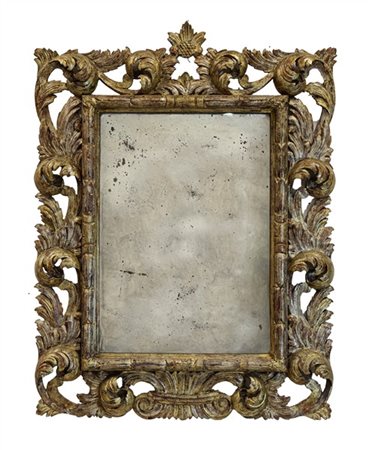 Specchiera in legno intagliato e dorato a mecca con cornice a volute fogliecee