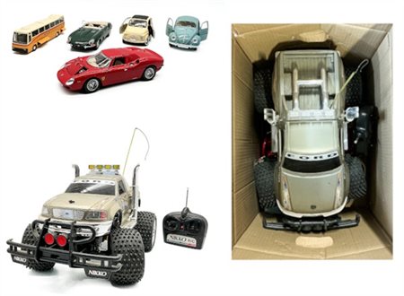 Due cartoni contenenti numerosi modellini di automobili ed un modello monster t