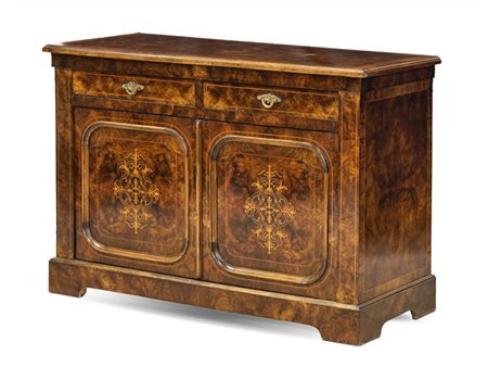 Credenza impialacciata in radica e filettata in legni chiari, fronte a due ante