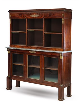 Libreria a due corpi in mogano, parte inferiore a tre sportelli con vetro, mont